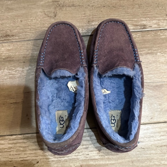 UGG Purple Slippers with Blue Lining - Picture 2 of 6